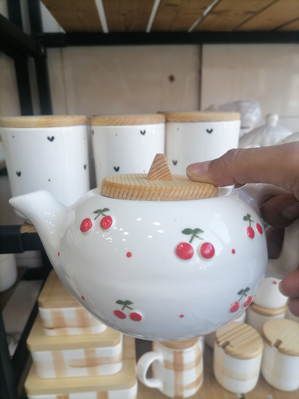 قوری چای سرامیکی طرح آلبالو برجسته