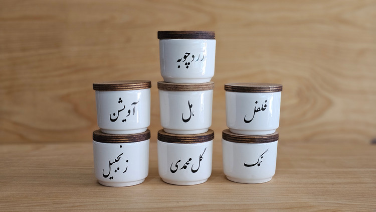 جا ادویه سرامیکی استوانه کوتاه پک 6 عددی - زعفران - آویشن - هل - دارچین - زنجبیل - گل محمدی